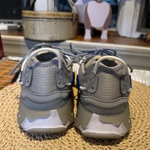 React Live Light Smoke Grey
Hyper Royal-CV1772-004 - Picture 11 of 13